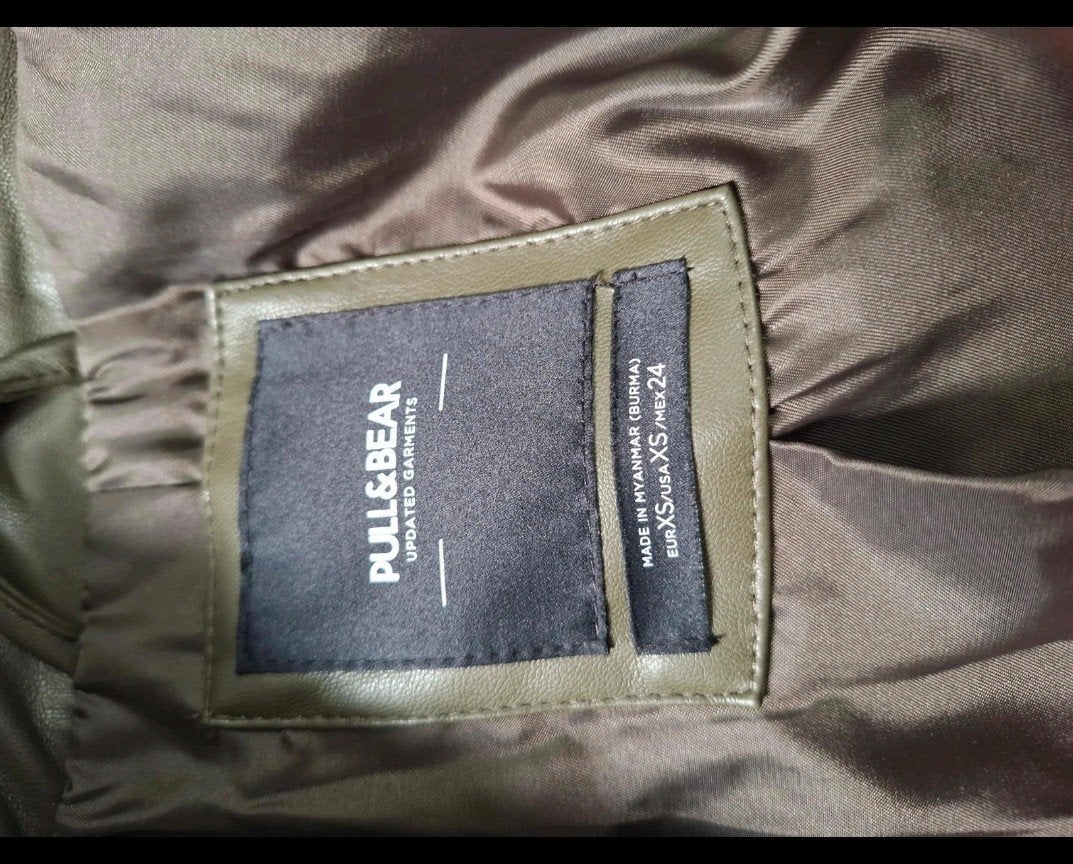Pull & Bear kaki blazer van imitatieleer – maat XS, Kleding | Dames, Ophalen of Verzenden, Zo goed als nieuw, Pull & Bear, Maat 34 (XS) of kleiner