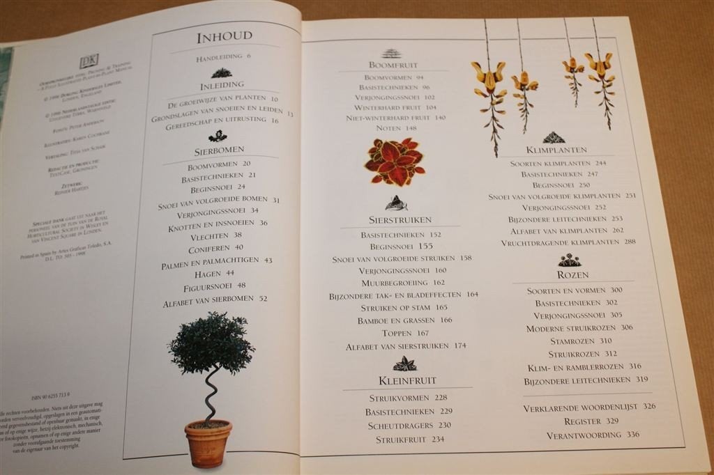 Terra\'s Handboek Snoeien & Leiden — Compleet Tuinnaslagwerk, Ophalen of Verzenden, Gelezen, Tuinieren en Tuinplanten