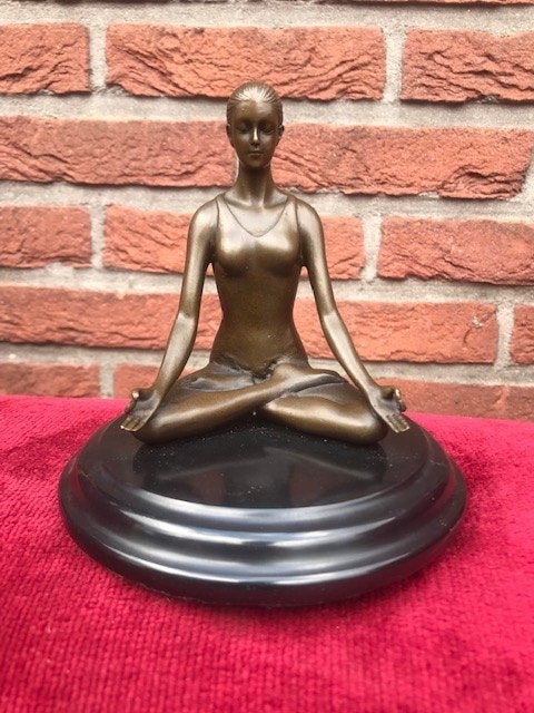 mediterende yoga dame, brons en marmer, Antiek en Kunst, Antiek | Koper en Brons, Ophalen of Verzenden, Brons