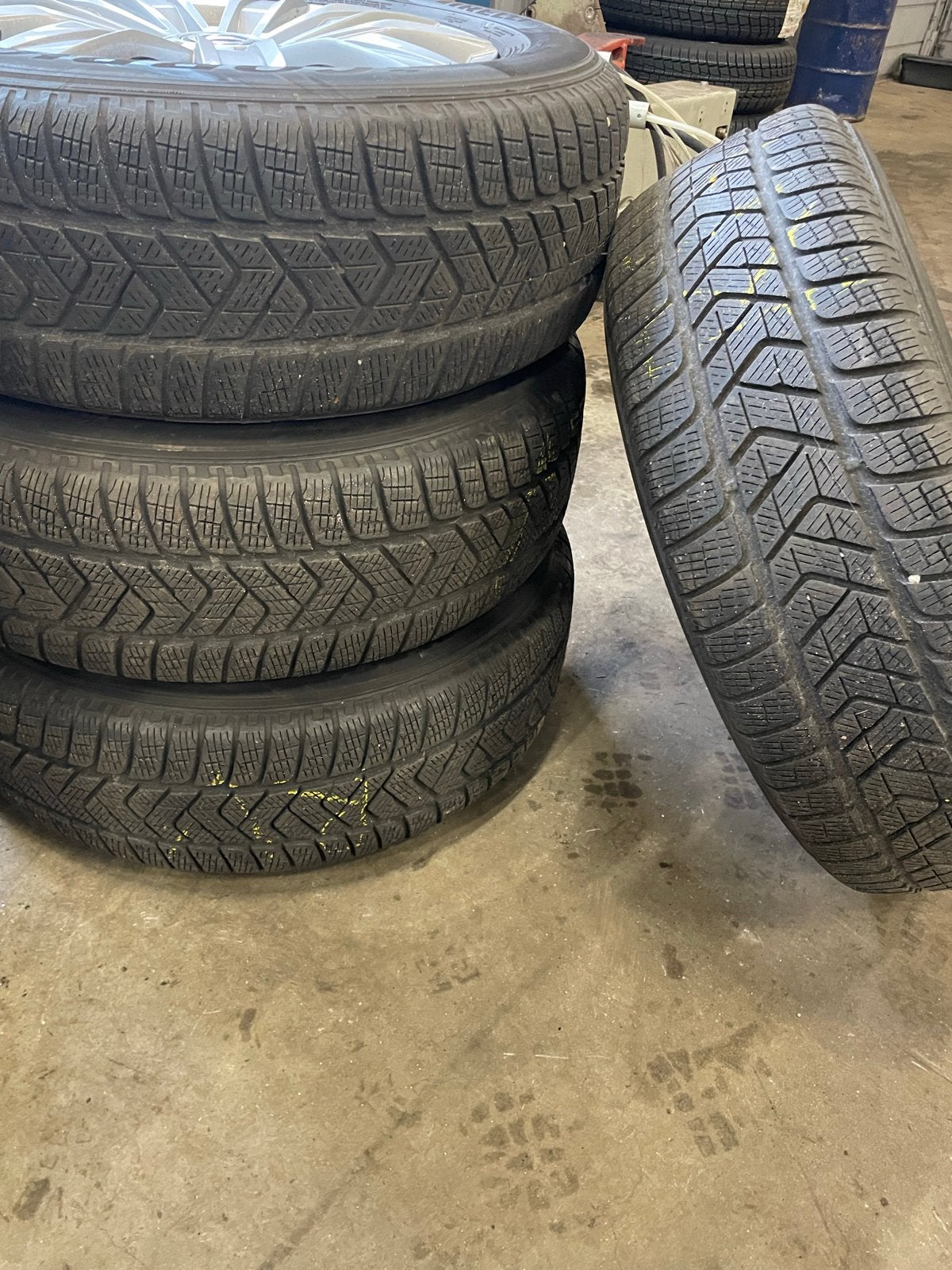 Pirelli Scorpion Winterbanden 215/65 R17 met VW Velgen, Auto-onderdelen, Ophalen, Banden en Velgen, 17 inch, Winterbanden