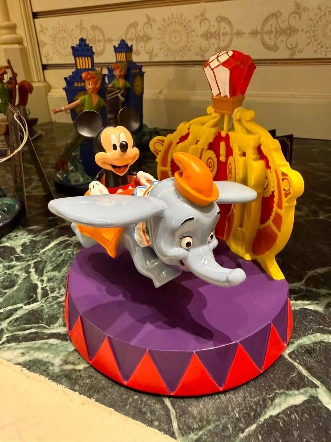 Disneyland Parijs beeld Mickey Dumbo's flight, Verzamelen, Ophalen of Verzenden, Mickey Mouse, Beeldje of Figuurtje