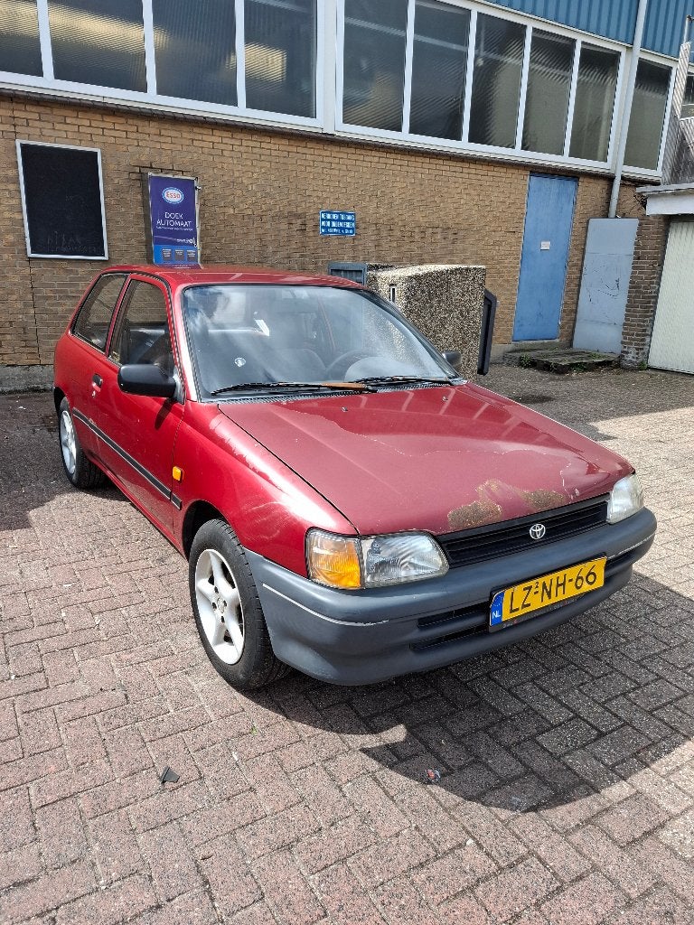 Toyota Starlet 1.3 XLI 12V E2 1995 Rood, Auto's, Euro 5, Stof, 4 cilinders, Trekhaak