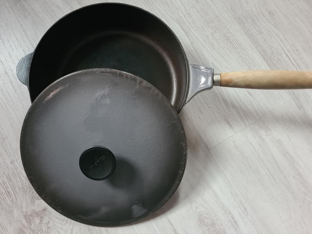 Gebruikte pan met houten steel van COUSANCES, 26 cm, Huis en Inrichting, Keuken | Potten en Pannen, Ophalen, Gebruikt, Gietijzer