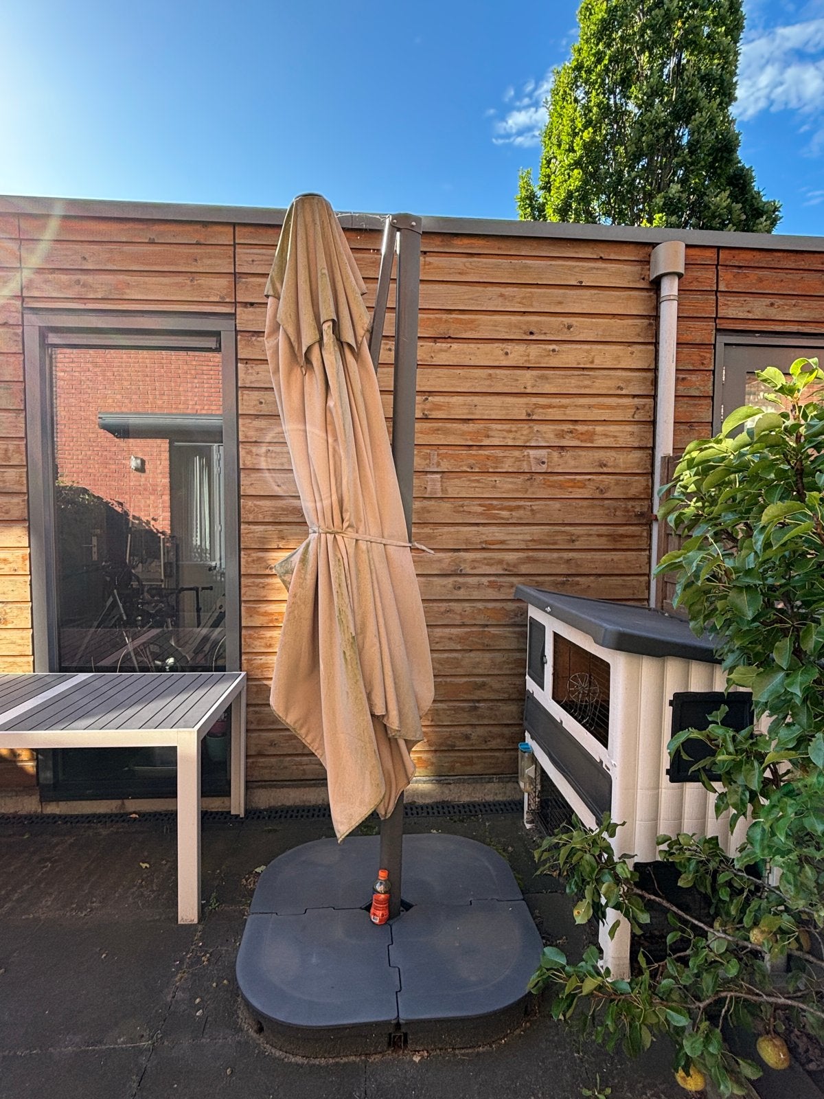 IKEA SVALÖN parasol incl. voet en hoes – 30 euro, Ophalen, Gebruikt, Kantelbaar, 2 tot 3 meter