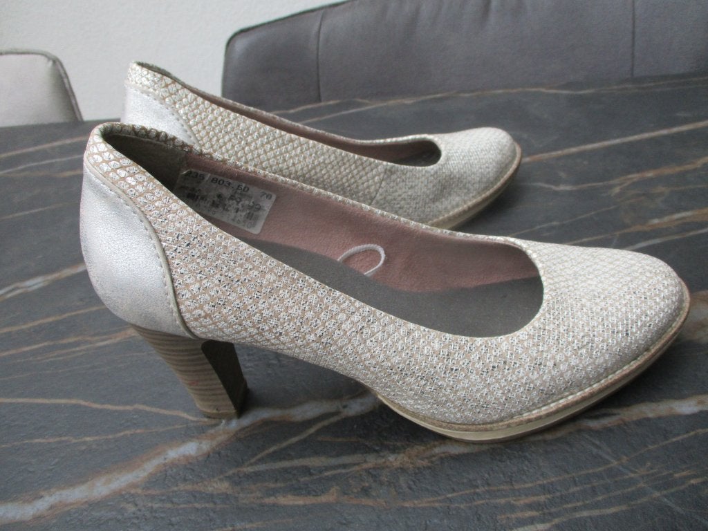 Tamaris pumps beige zilverkleur maat 37, Kleding | Dames, Tamaris, Pumps, Beige, Ophalen of Verzenden