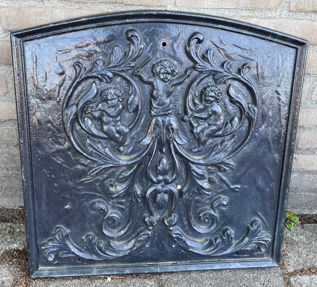 antieke gietijzeren haardplaat met Putti's of Engelen., Ophalen, Zo goed als nieuw, Hout, Houtkachel