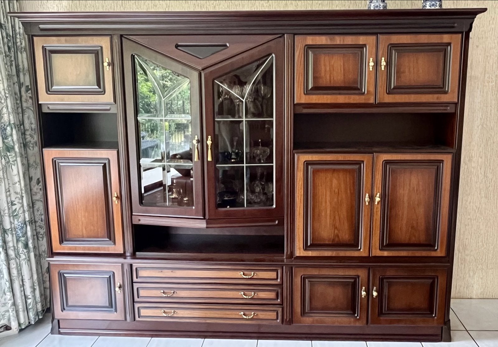Gratis: Klassieke houten wandkast met vitrine en lades, Huis en Inrichting, Kasten | Boekenkasten, Ophalen, Gebruikt, 200 cm of meer