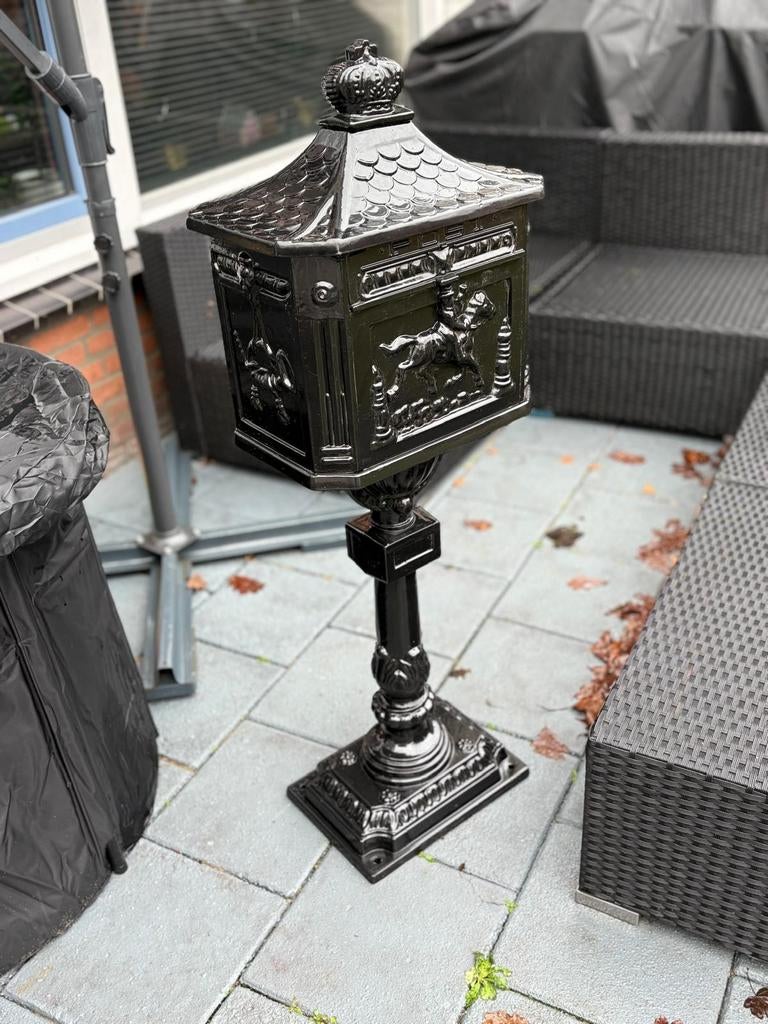 Nostalgische Engelse brievenbus - Zwart als nieuw, Tuin en Terras, Brievenbussen, Ophalen, Zo goed als nieuw, IJzer, Staande brievenbus