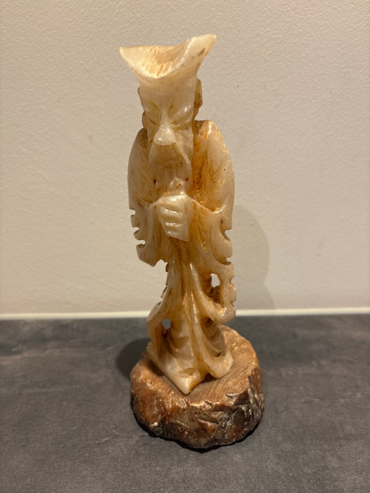 sculptuur van een man op houten sokkel, Minder dan 20 cm, Ophalen of Verzenden, Handgemaakt, Steen of Keramiek