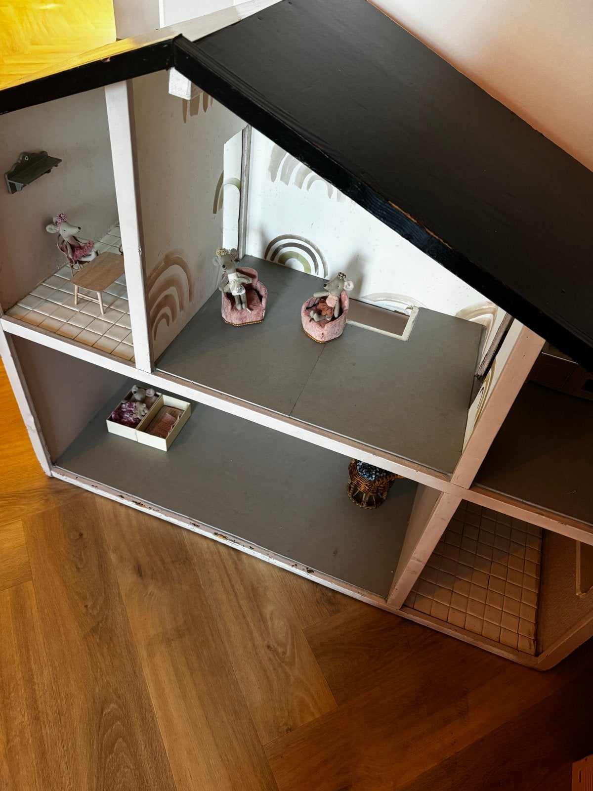 Houten poppenhuis met meubels en accessoires, Kinderen en Baby's, Speelgoed | Poppenhuizen, Ophalen, Gebruikt, Poppenhuis