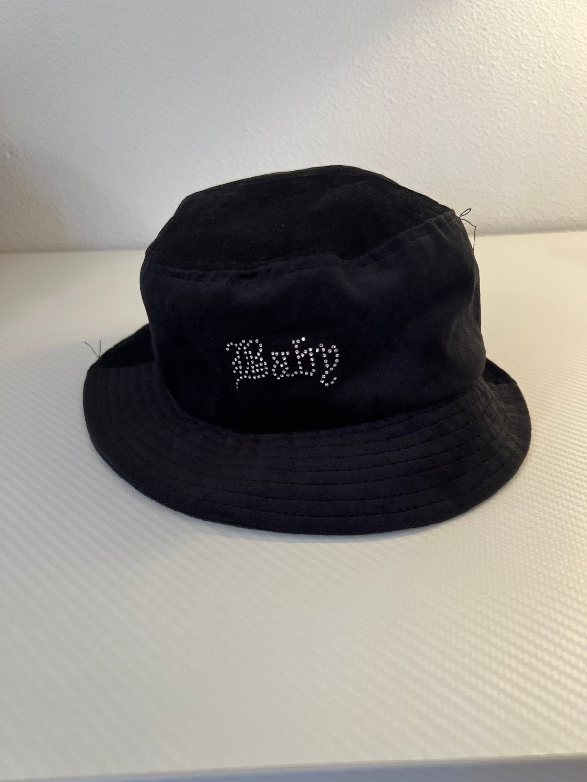 Zwarte bucket hat met 'Baby' strass opdruk bershka, Ophalen of Verzenden, Gedragen, One size fits all, Hoed
