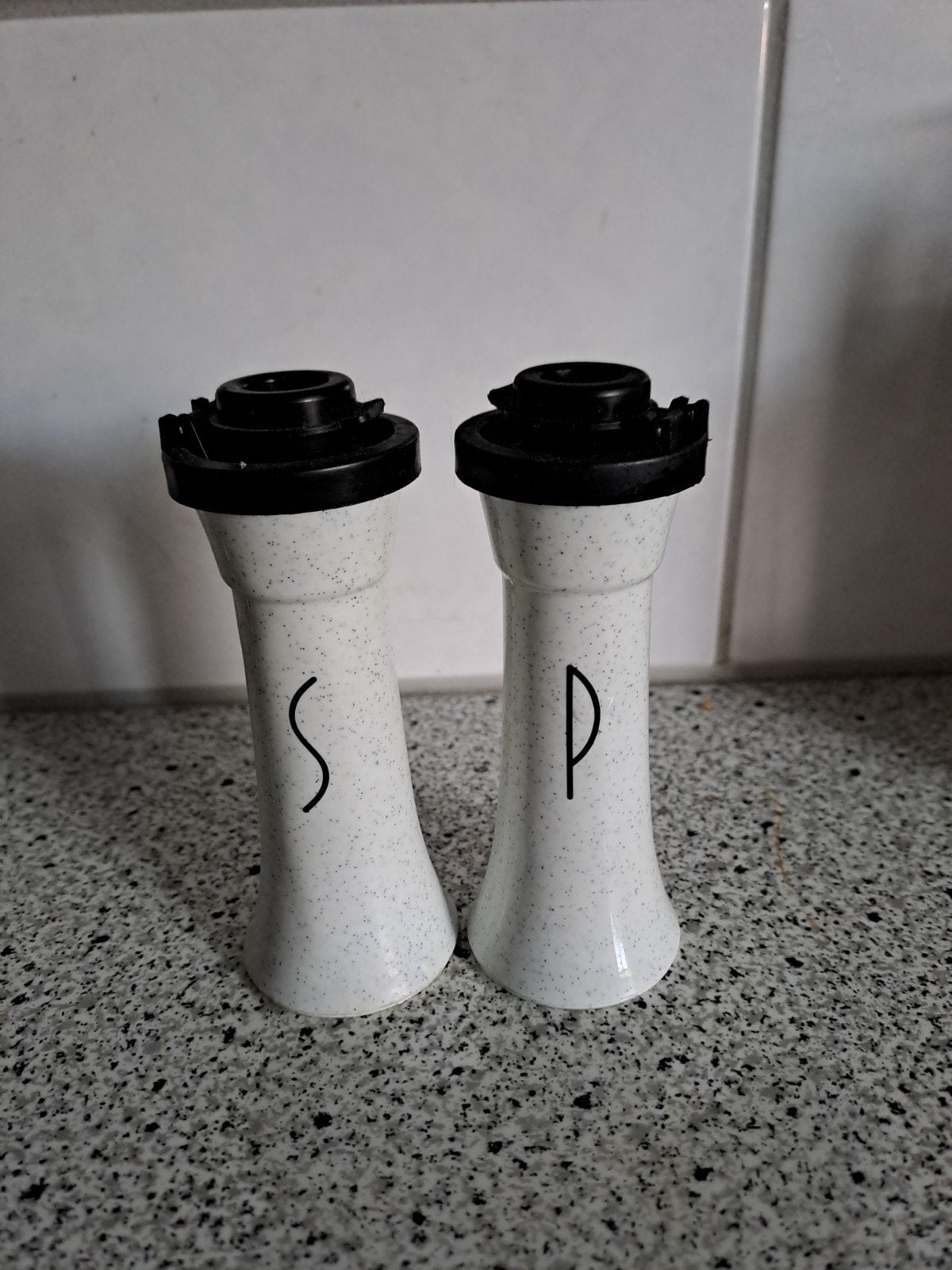 Tupperware Zout- en pepervaatjes set, wit met zwarte details, Overige typen, Ophalen of Verzenden, Zo goed als nieuw, Steen/keramiek