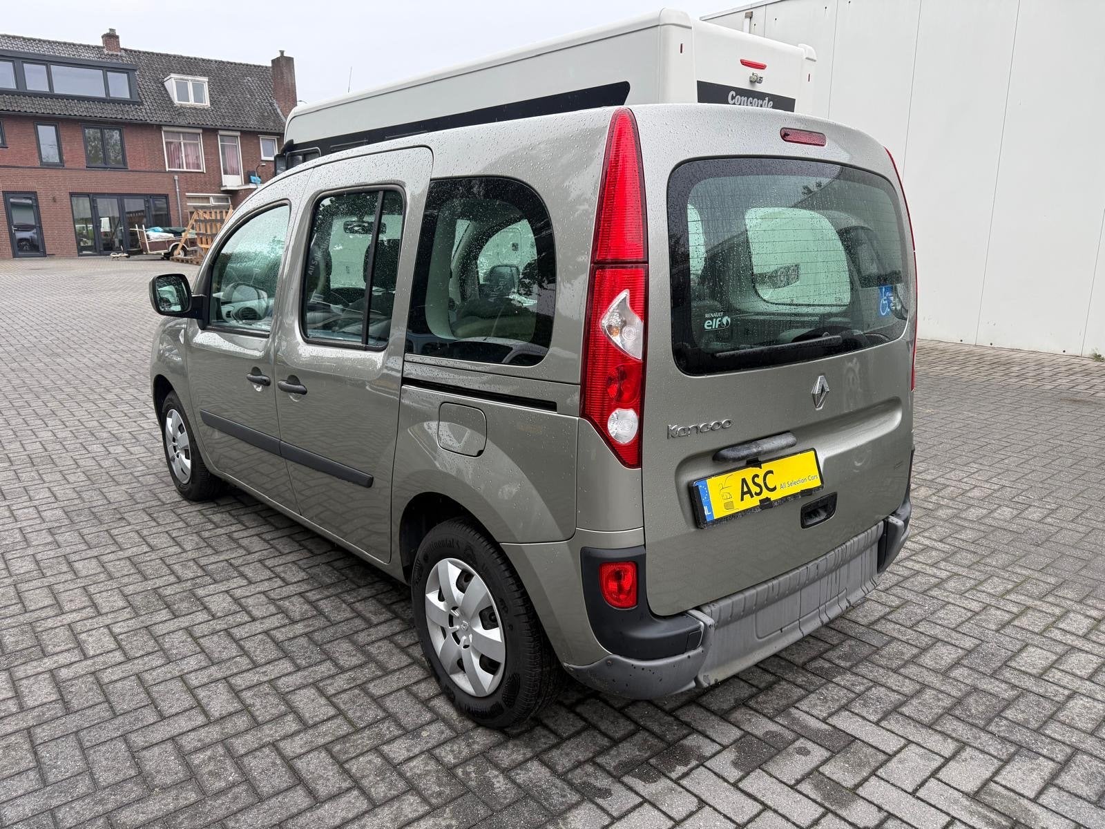 Renault Kangoo 1.6-16V Rolstoelauto 4+1 - Bodemverlaging + L, Auto's, 1373 kg, Gebruikt, Metallic lak, Beige