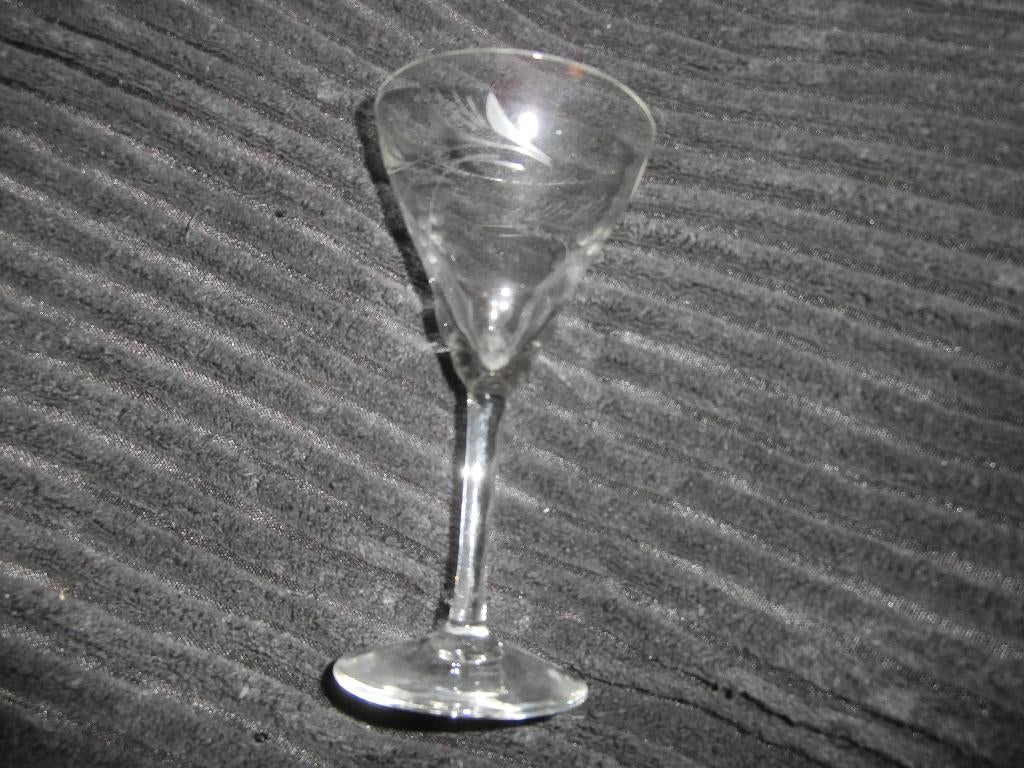 Antiek glas met takjes met druiven als versiering1 glas, Ophalen of Verzenden, Zo goed als nieuw, Overige typen