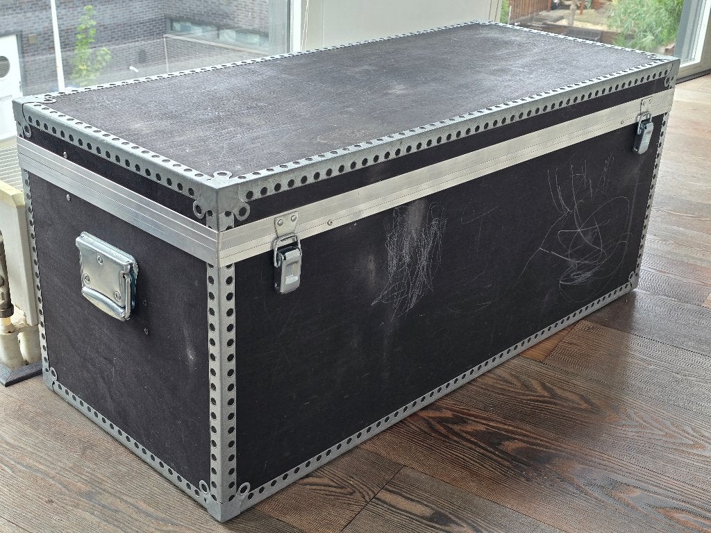 Prachtige grote, zwarte, houten kist met metalen sierranden, Ophalen, Minder dan 50 cm, Gebruikt, 50 tot 100 cm