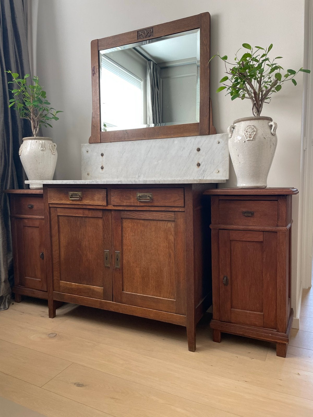 Oud dressoir, kaptafel met marmeren blad en spiegel, Ophalen