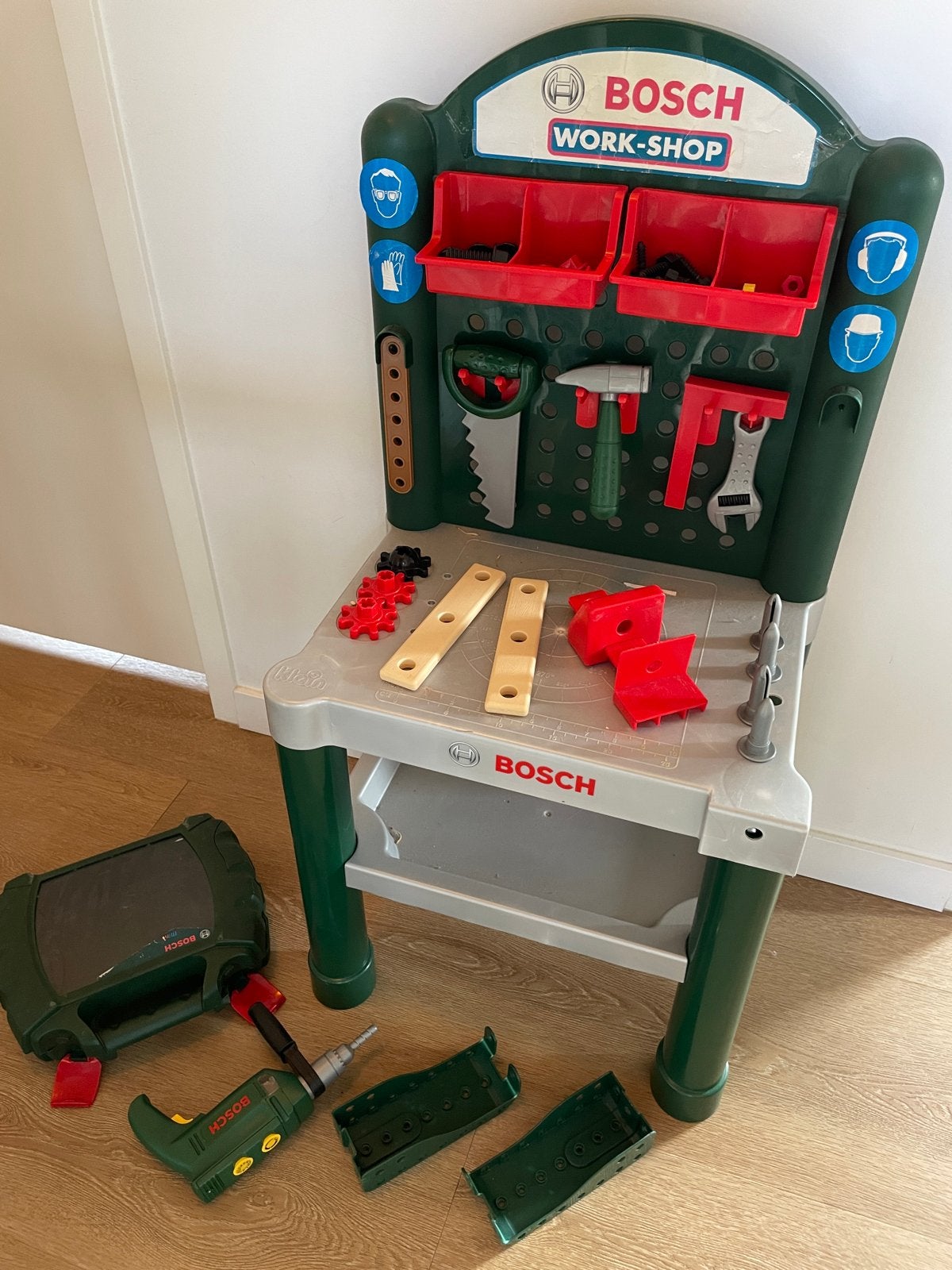 Bosch Werkbank met Boormachine en Gereedschap, Ophalen, Gebruikt, Bouwen, Met geluid