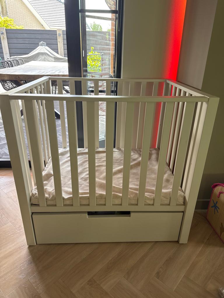 Beige babybox met matras en hoes, zo goed als nieuw, Ophalen, Zo goed als nieuw, Vierkant, In hoogte verstelbaar