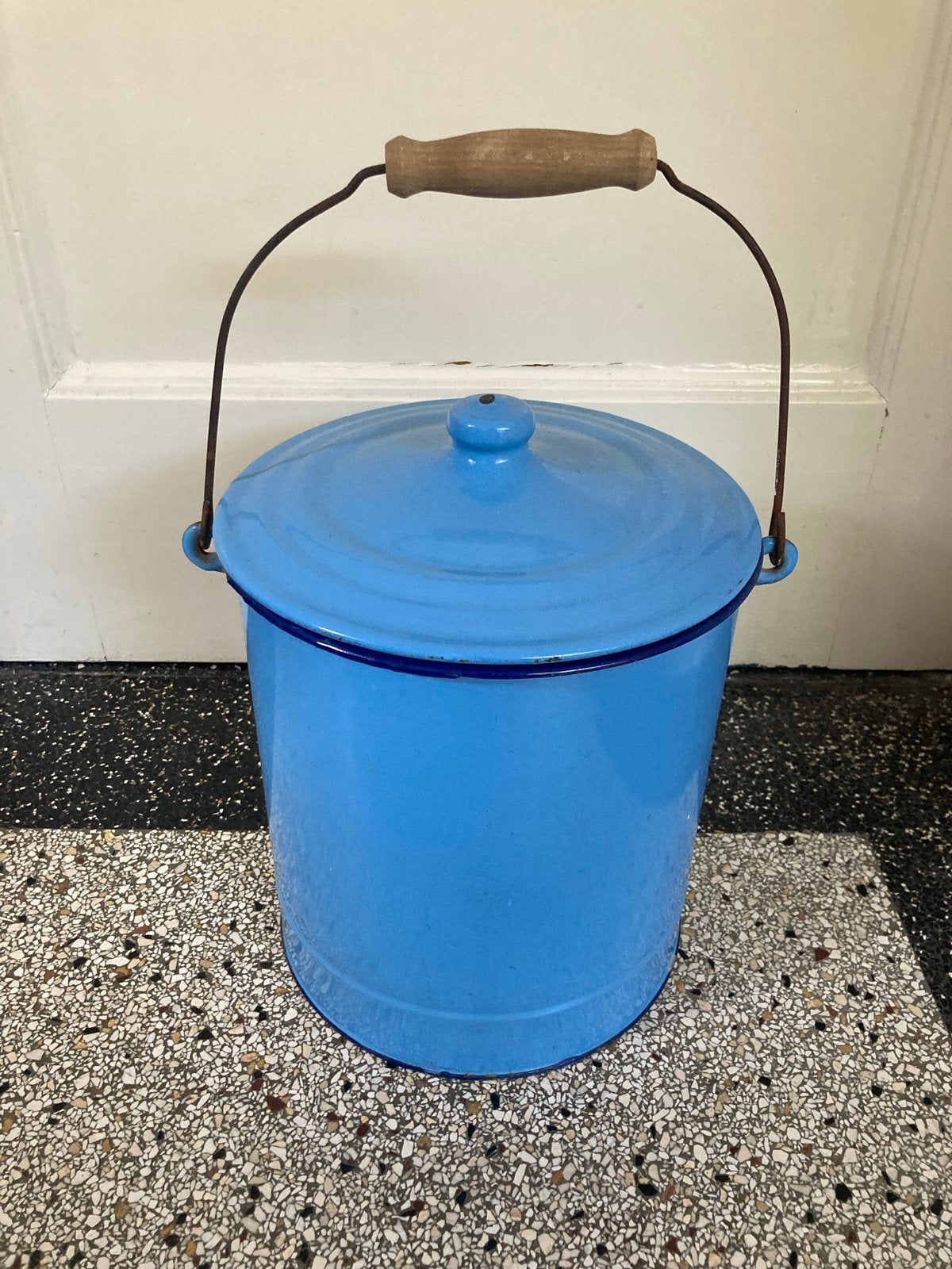 Vintage blauwe emaille emmer met deksel en houten handvat, Ophalen of Verzenden