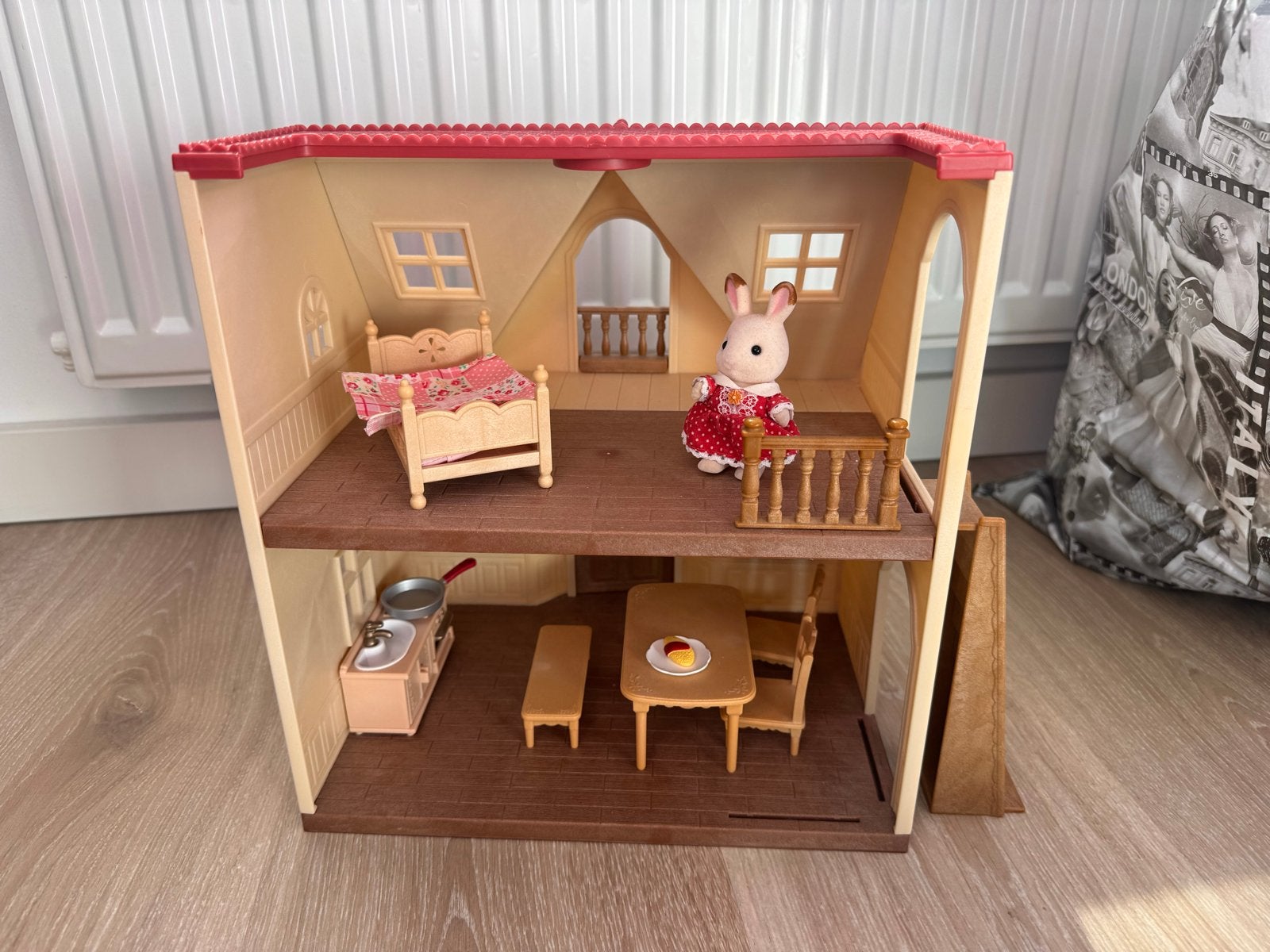 Sylvanian Families Startershuis met meubels en figuur, Ophalen, Gebruikt, Poppenhuis