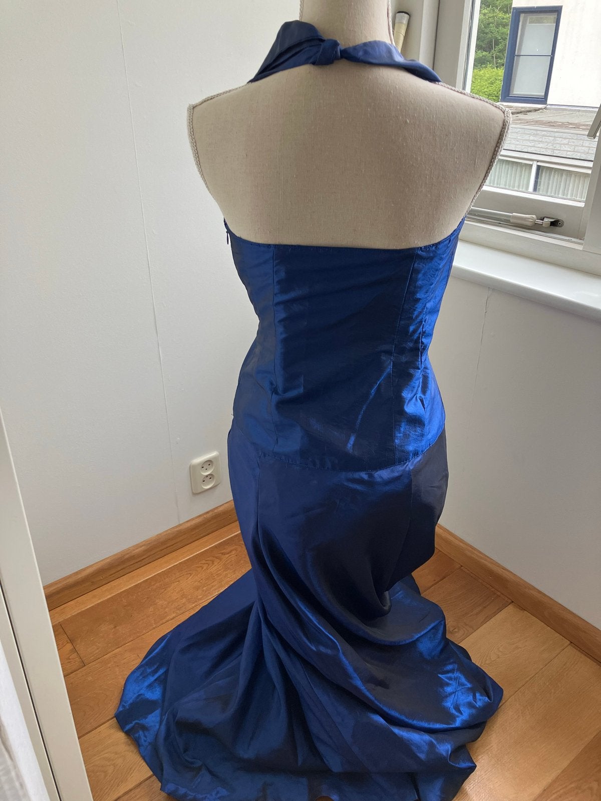 Prachtige donkerblauwe galajurk met halternek, Galajurk, Blauw, Zo goed als nieuw, Ophalen