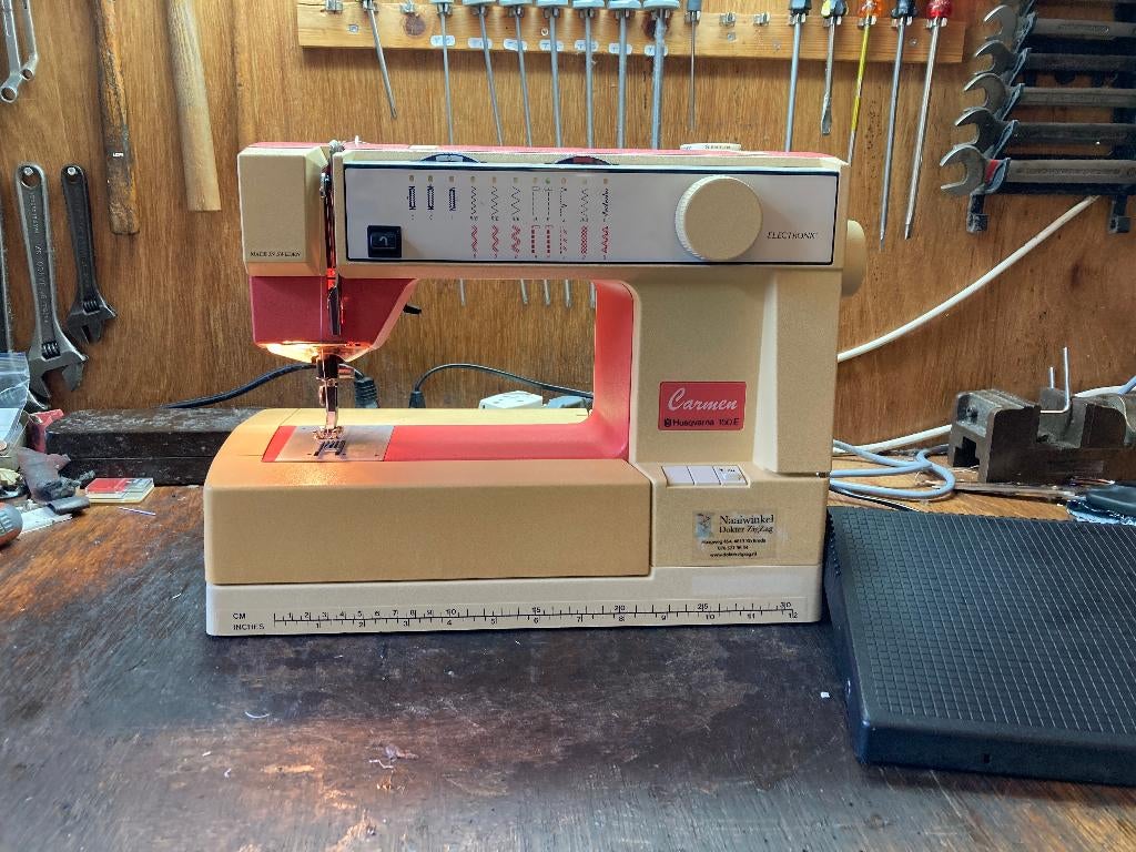 .Husqvarna 150E "Carmen" naaimachine, Gebruikt, Zweden, Ophalen of Verzenden, Info@husqvarna.com