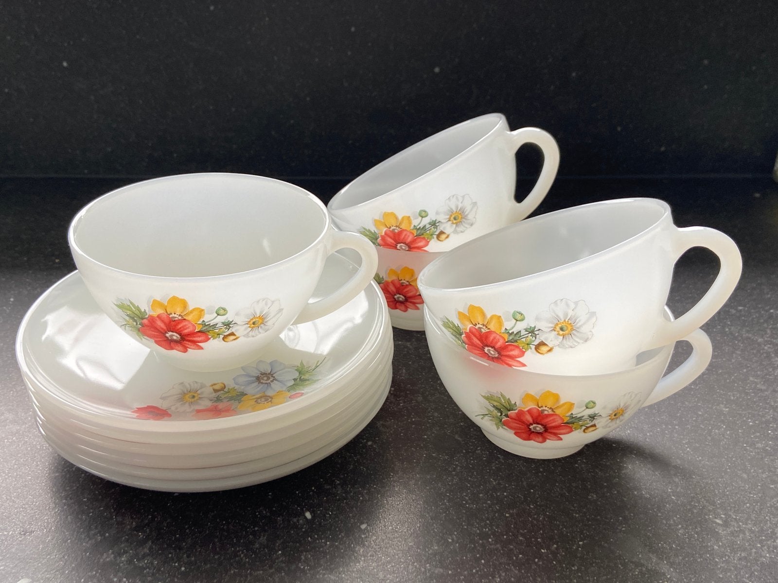 Arcopal France soepkoppen met schotels melkglas bloemen, Ophalen of Verzenden