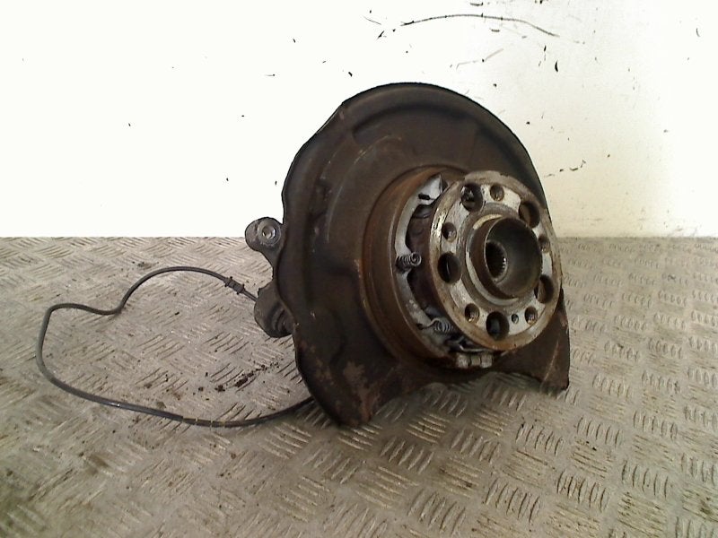 Fusee Rechts Achter Mercedes-Benz E (W211) (2002-03/2008-12), Gebruikt, Mercedes-Benz AG, Mercedes-Benz, Mercedesstraße 120, Stuttgart 70372, , Duitsland