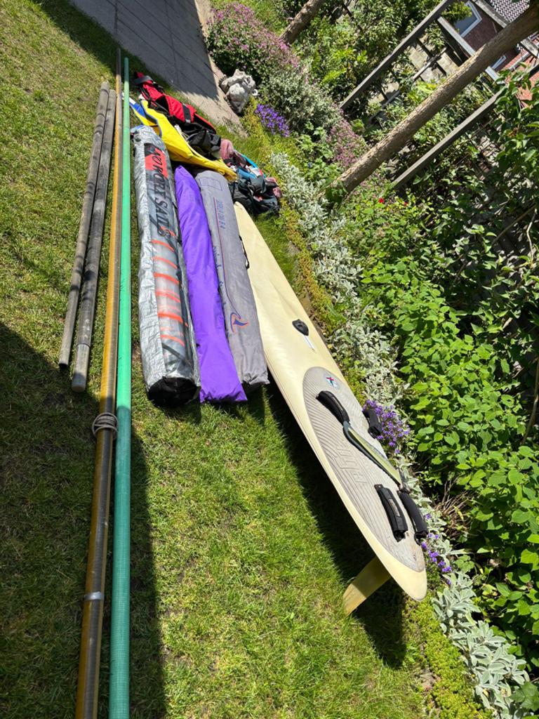 Veel surfspullen oa Tiga LWR 298 met zeilen 5,5 5,8 en 6,4., Watersport en Boten, Windsurfen, Ophalen of Verzenden, Gebruikt