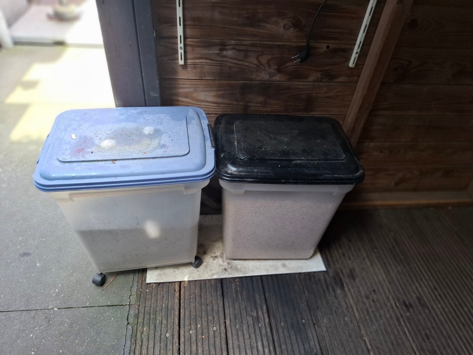 2 grote bakken, 1 konijnenbrokken 1 konijnen toilet houtkorr, Ophalen, Gebruikt, Verzorging