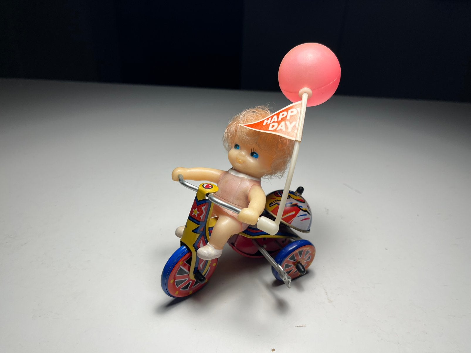 MTU Korea - Girl on tricycle vintage blik, Verzenden