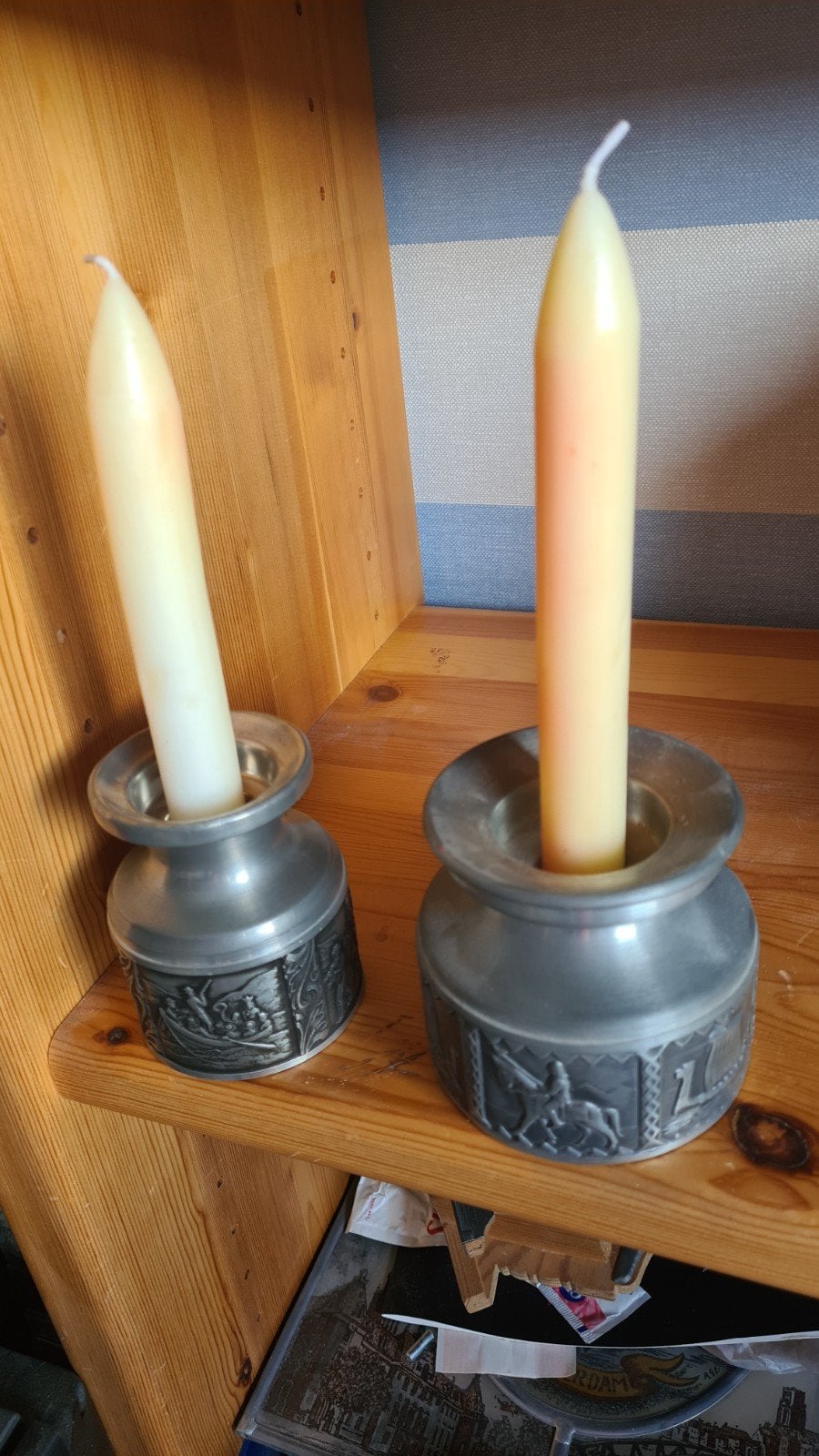 Set van 2 vintage tinnen kandelaars met reliëf, Ophalen of Verzenden