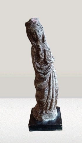 Antiek zandstenen Maria fragment op houten sokkel, Antiek en Kunst, Ophalen of Verzenden