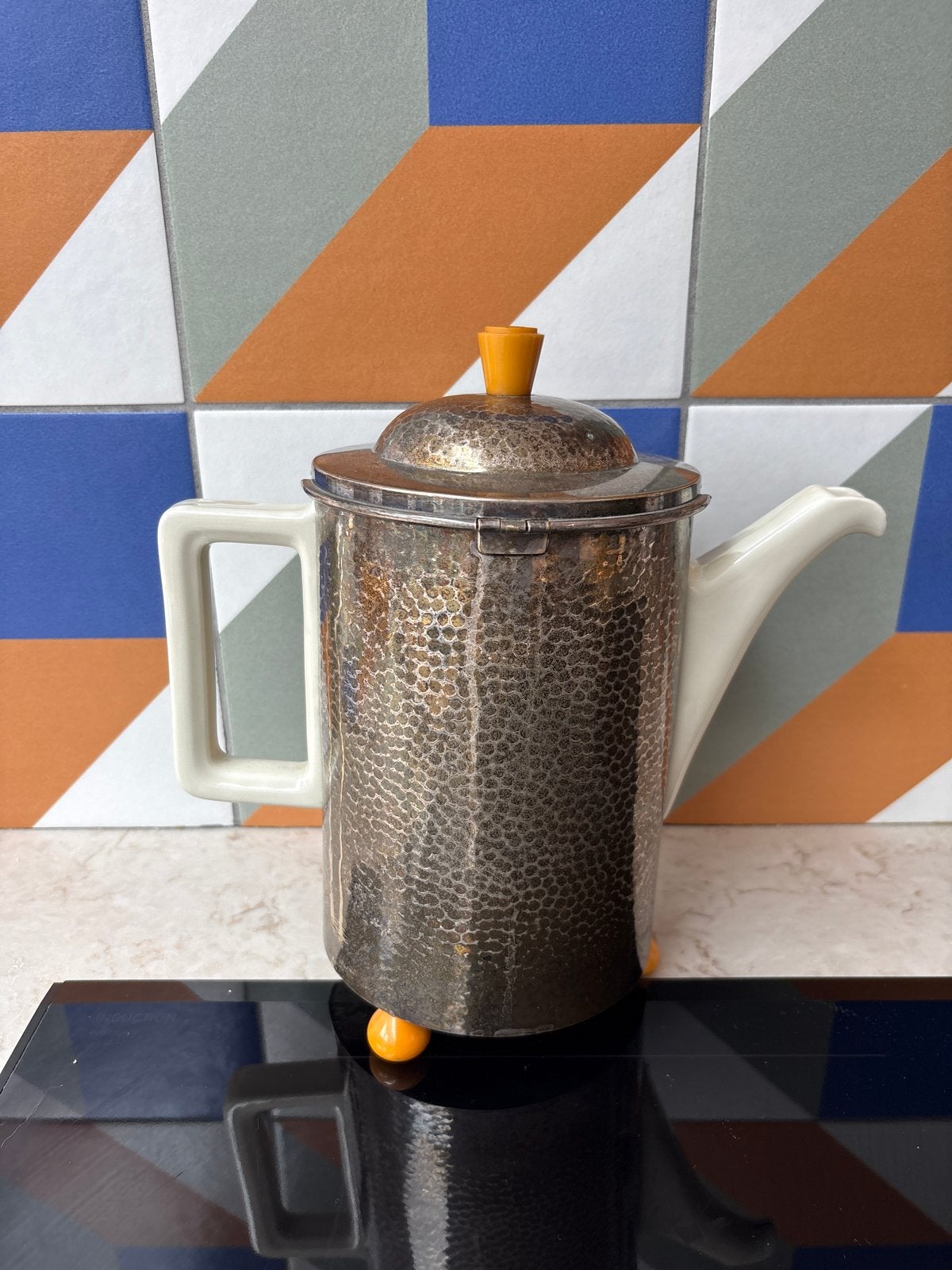 Vintage Koffiepot met Gehamerd Metaal en Keramiek, Antiek en Kunst, Antiek | Keramiek en Aardewerk, Ophalen of Verzenden