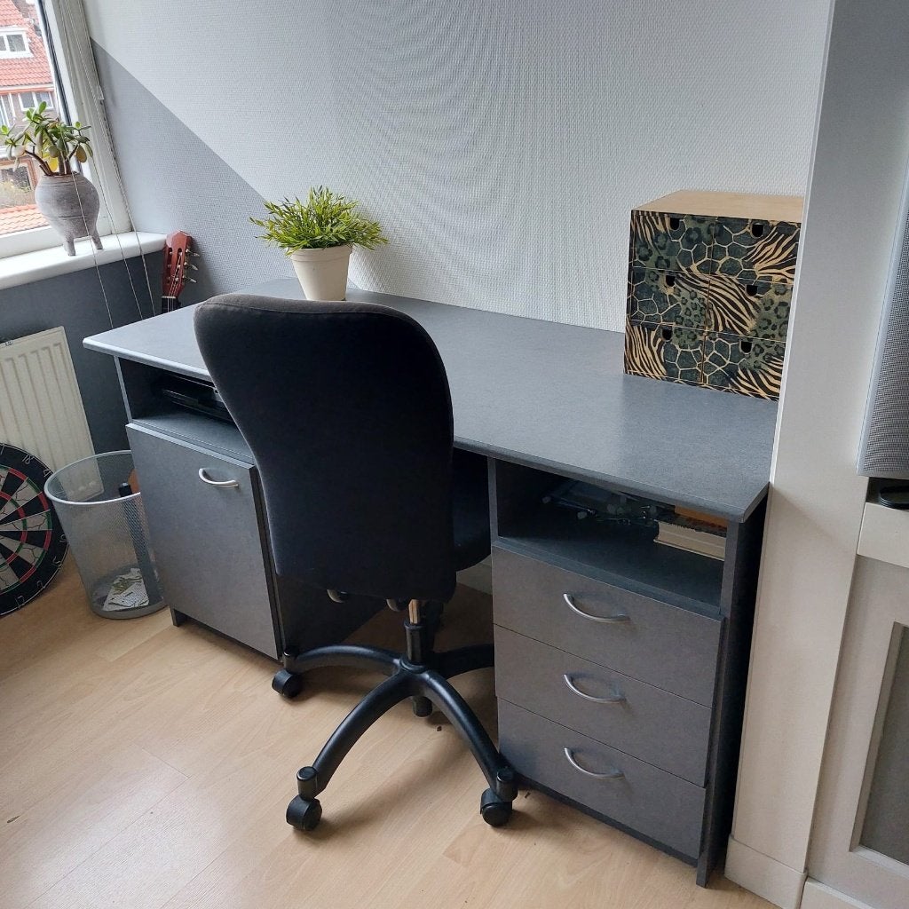 Grijs bureau met lades en kastje, Ophalen, Gebruikt, Spaanplaat of MDF, Schoolbureau