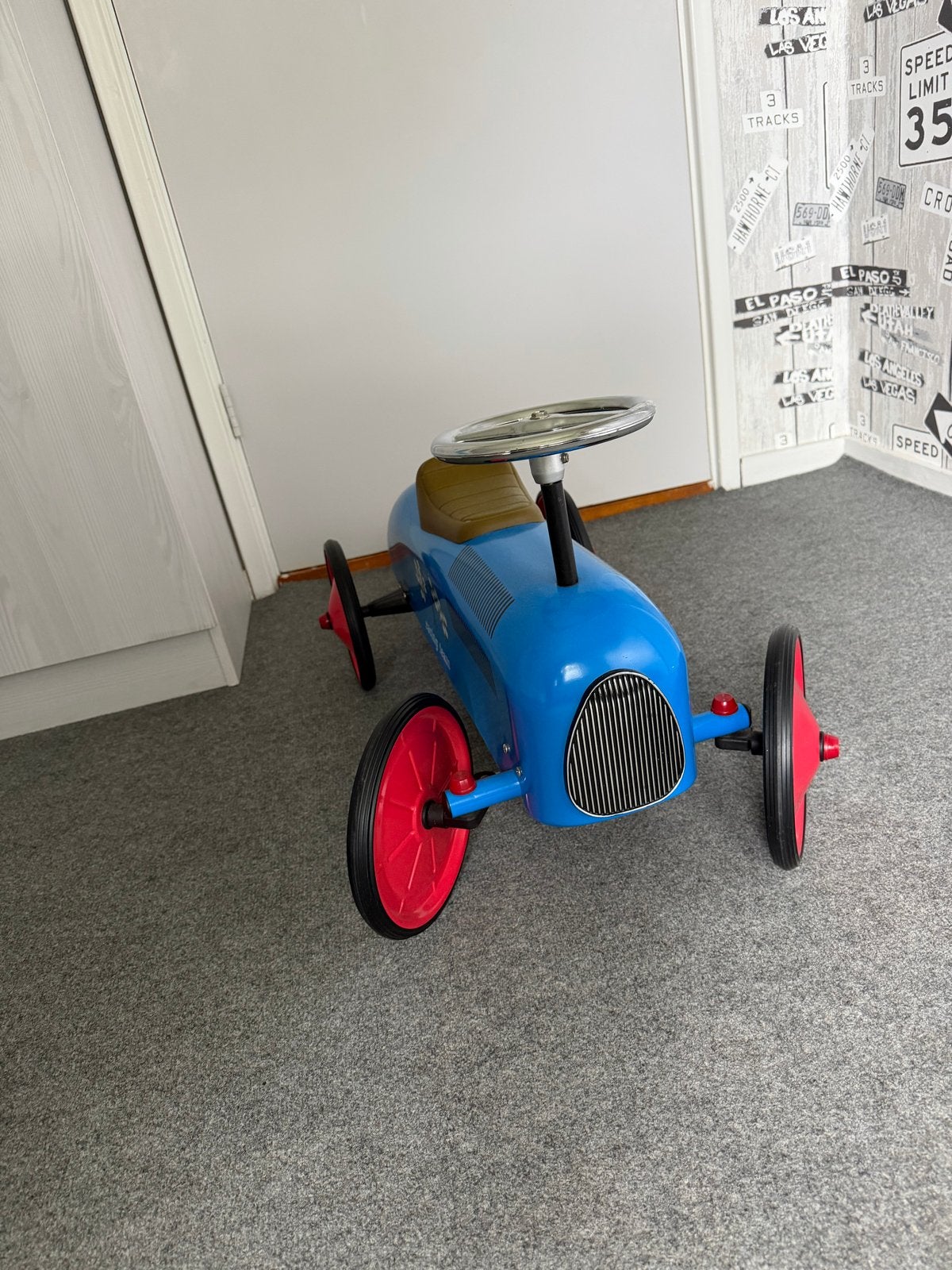 Blauwe retro loopauto met rode wielen, Ophalen, Gebruikt, Loopvoertuig