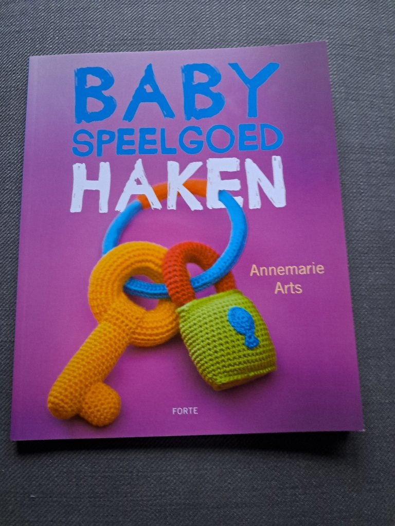 Babyspeelgoed haken - Annemarie Arts, Ophalen of Verzenden, Zo goed als nieuw, Haken, Patroon of Boek