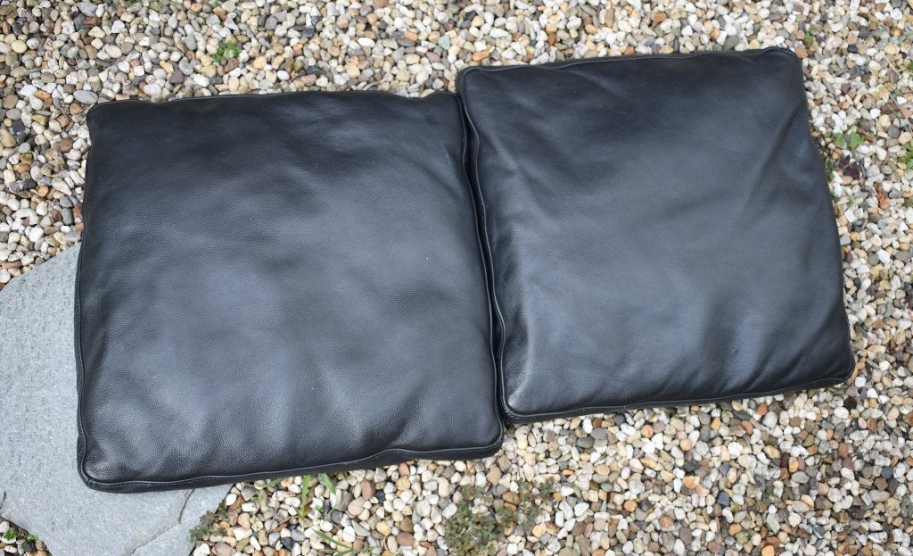 2 zwarte leren kussens van Machalke 50x50cm, Huis en Inrichting, Ophalen of Verzenden, Gebruikt, Zwart, Vierkant