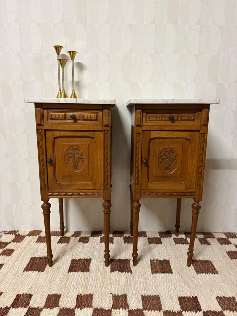 Vintage eiken nachtkastjes met marmeren blad antiek messing, Huis en Inrichting, Slaapkamer | Nachtkastjes, Gebruikt, Minder dan 45 cm