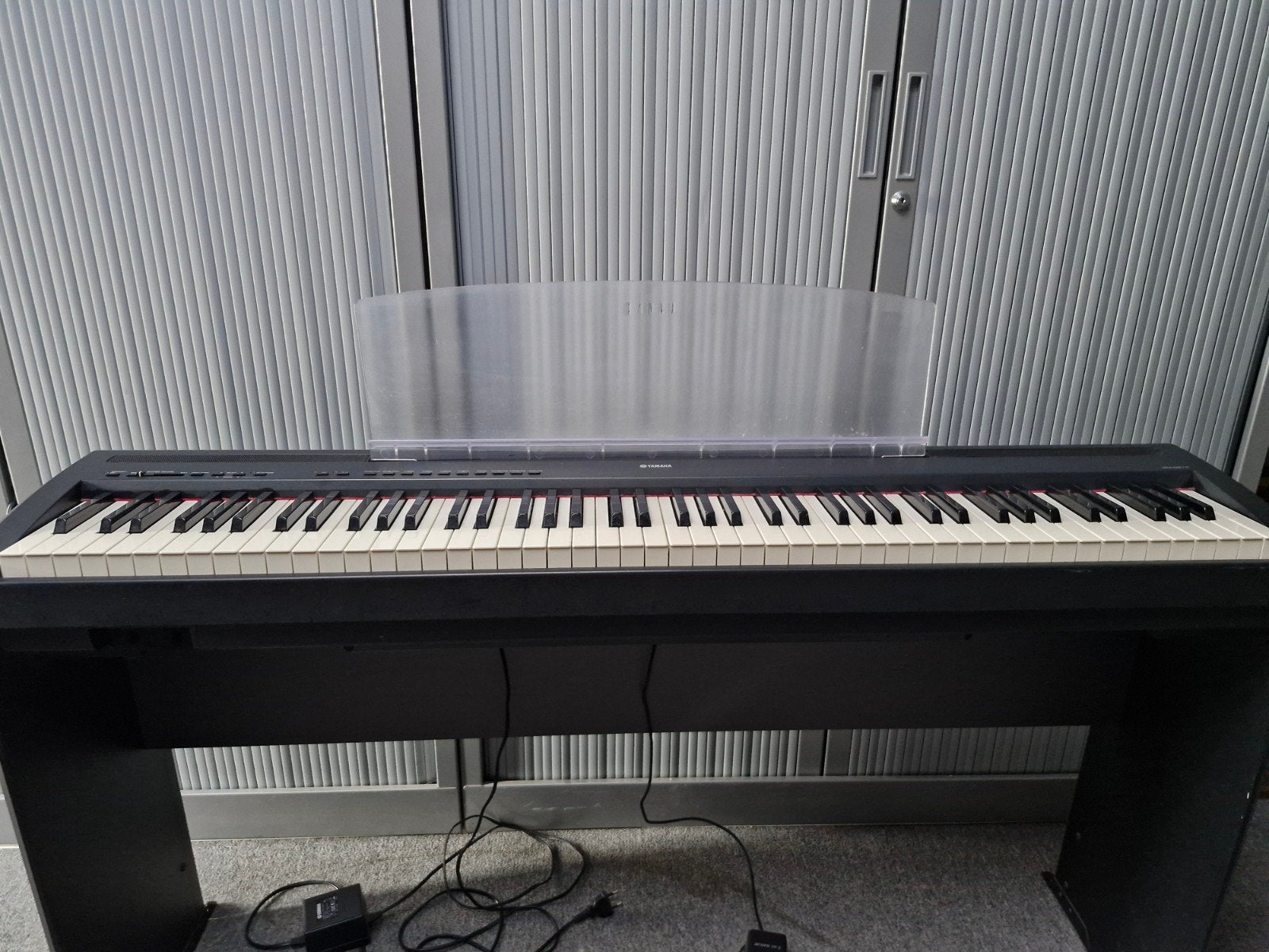Yamaha P-85 Digitaal Piano met inbouwmeubel en krukje, Ophalen, Gebruikt, Zwart, Digitaal