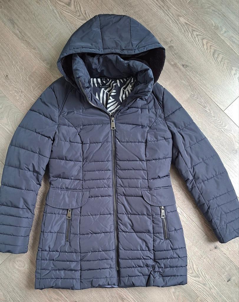 Te koop z.g.a.n District blauwe gewatteerde jas mt 40, Maat 38/40 (M), Blauw, Ophalen of Verzenden, Zo goed als nieuw