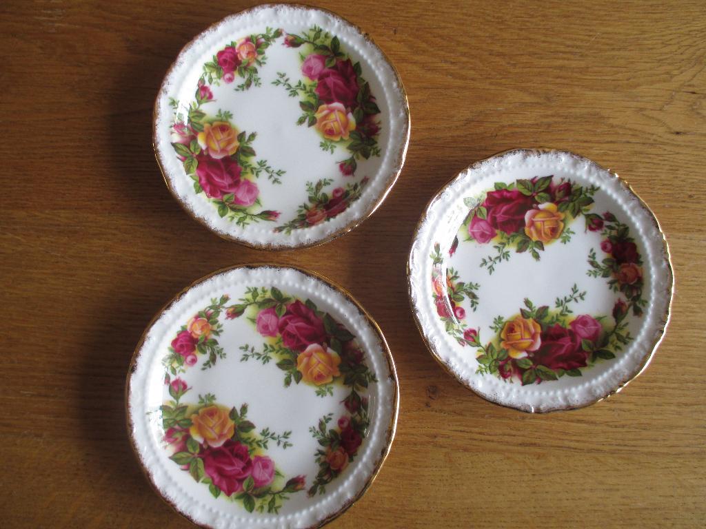 5 Royal Albert bordjes ( "Old country roses" ), Ophalen of Verzenden, Zo goed als nieuw, Porselein, Bord of Schaal
