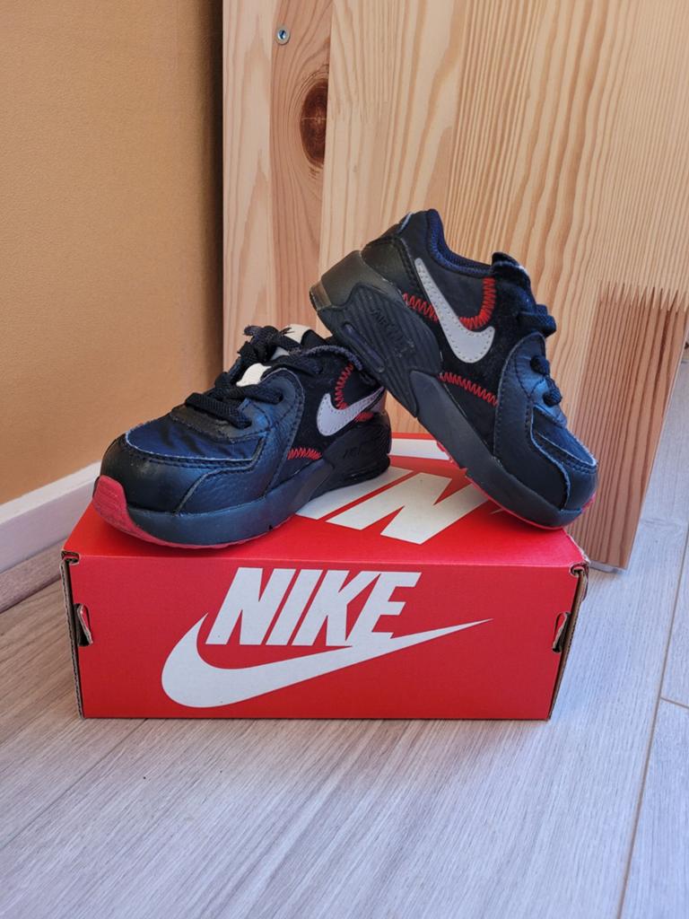 Nike Air Max Excee (TD) sneakers maat 22 zwart/rood, Schoentjes, Jongetje of Meisje, Ophalen of Verzenden, Zo goed als nieuw
