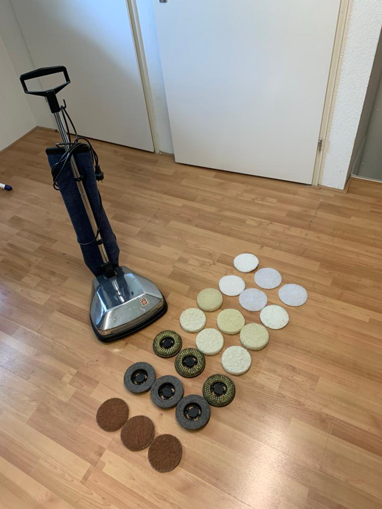 Vloerwrijfmachine FERM, Ophalen