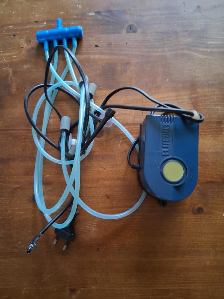 Bubbelmaker aquarium met 4x bubbelsteentjes., Ophalen