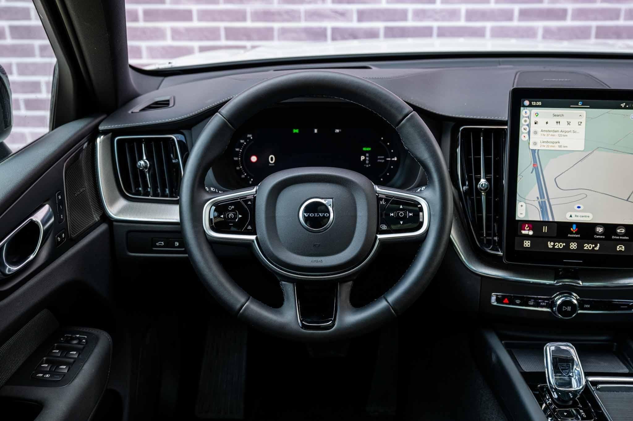 Volvo XC60 2.0 T6 Plug-in Hybrid AWD Ultra Black Edition | P, Auto's, Gebruikt, Euro 6, 4 cilinders, Wit