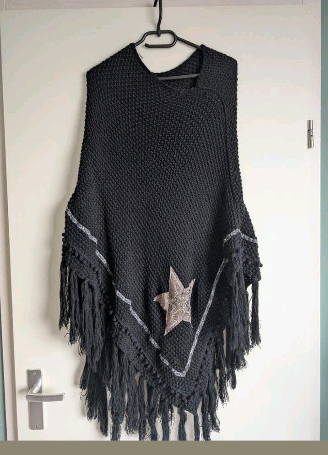Nieuw! Zwarte gebreide poncho met franjes en glitter ster, Ophalen of Verzenden, Nieuw, Zwart