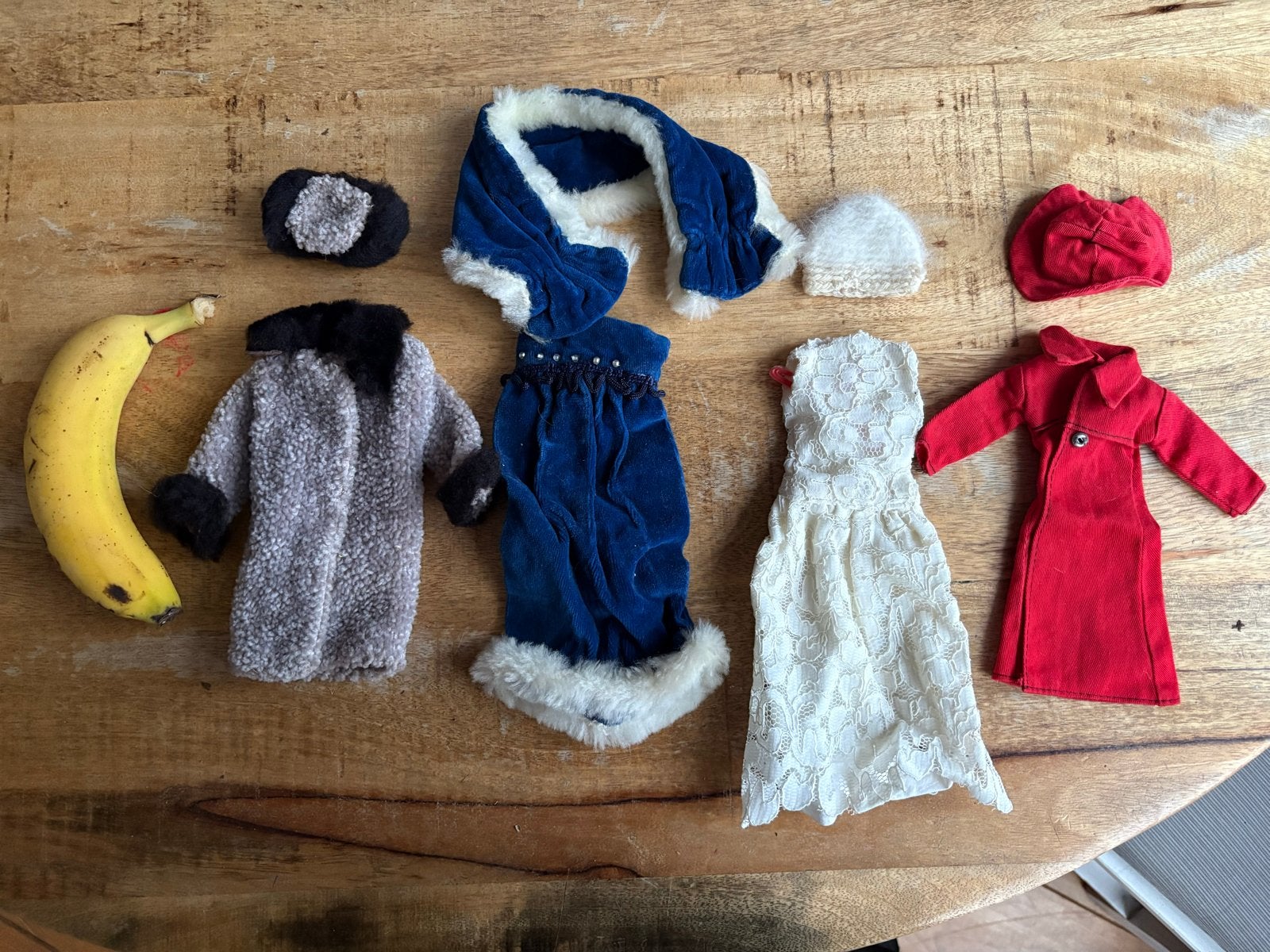 Vintage poppenkleding set - diverse outfits en accessoires, Kinderen en Baby's, Speelgoed | Poppen, Ophalen of Verzenden, Gebruikt