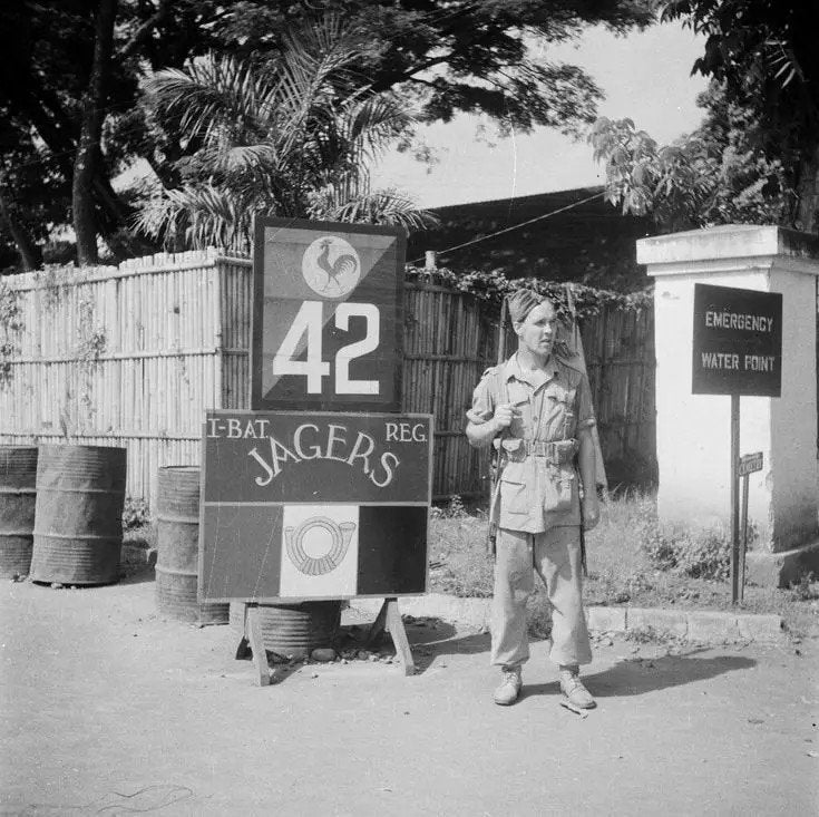 Foto 4 van Gurkha en India emblemen 1945/46 Indië / bersiap / Gorkhaa