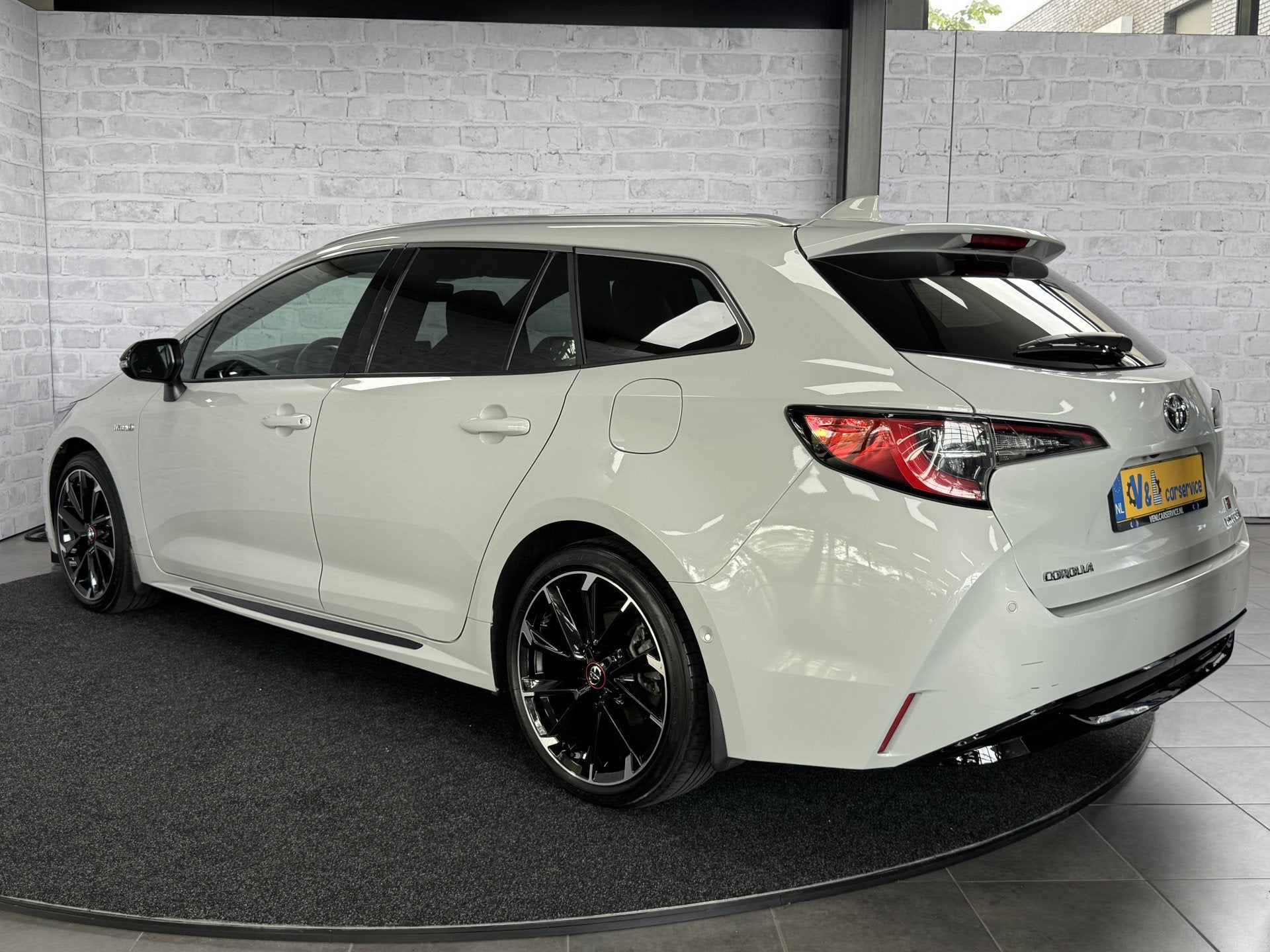 Foto 2 van Toyota Corolla Touring Sports 2.0 Hybrid GR-Sport Pano JBL H